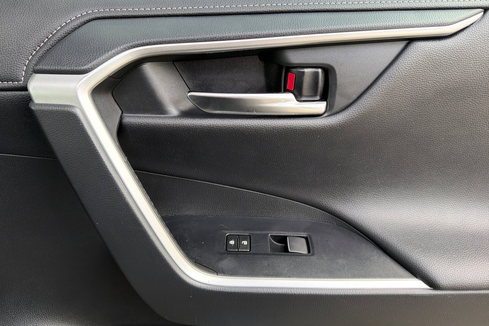 Used 2019 Toyota RAV4 Limited image 22