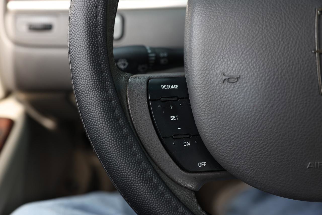 Used 2006 Lincoln Town Car Signature image 25