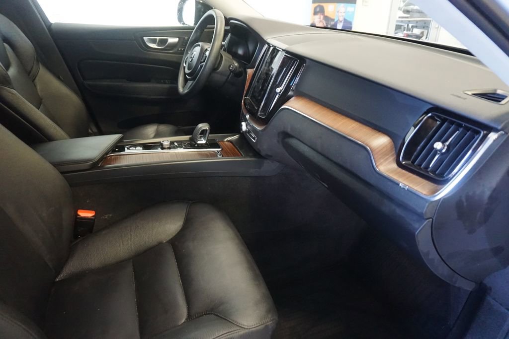 Used 2024 Volvo XC60 B5 Plus AWD/4WD image 23