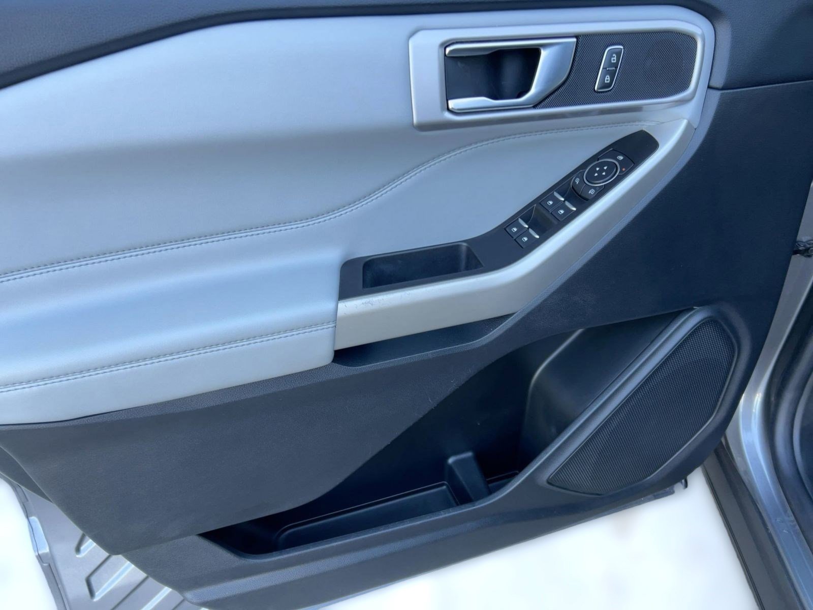 Used 2022 Ford Explorer XLT w/ Equipment Group 202A image 13