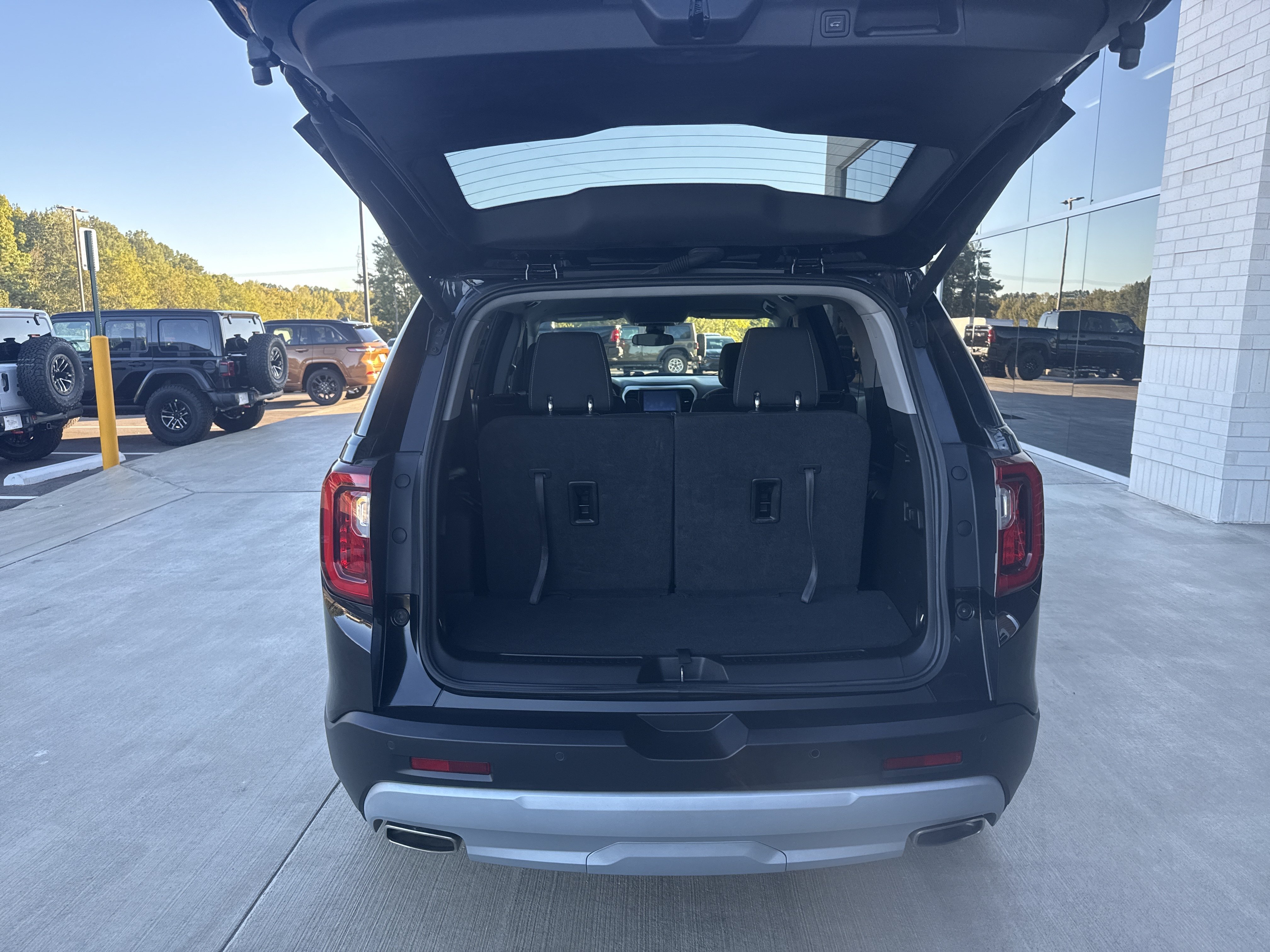 Used 2023 GMC Acadia SLE w/ Driver Convenience Package FWD image 24
