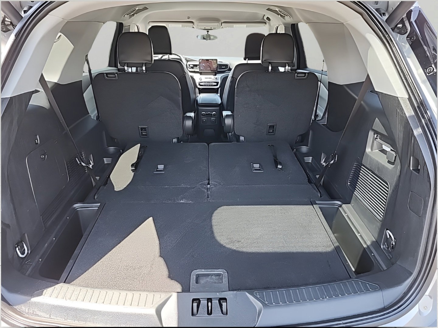Used 2023 Ford Explorer XLT w/ Equipment Group 202A AWD/4WD image 9
