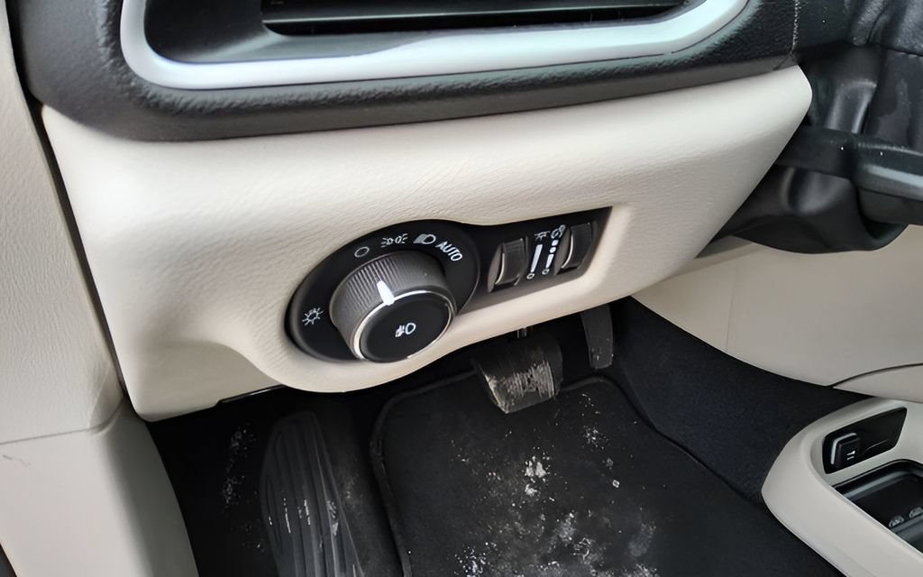 Used 2024 Chrysler Pacifica Touring-L FWD image 42