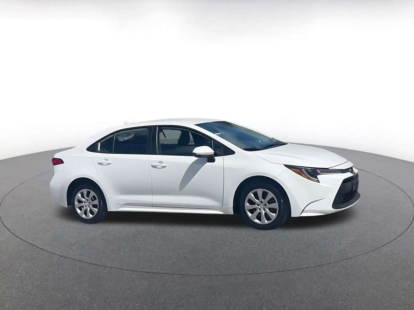 Used 2025 Toyota Corolla LE image 2