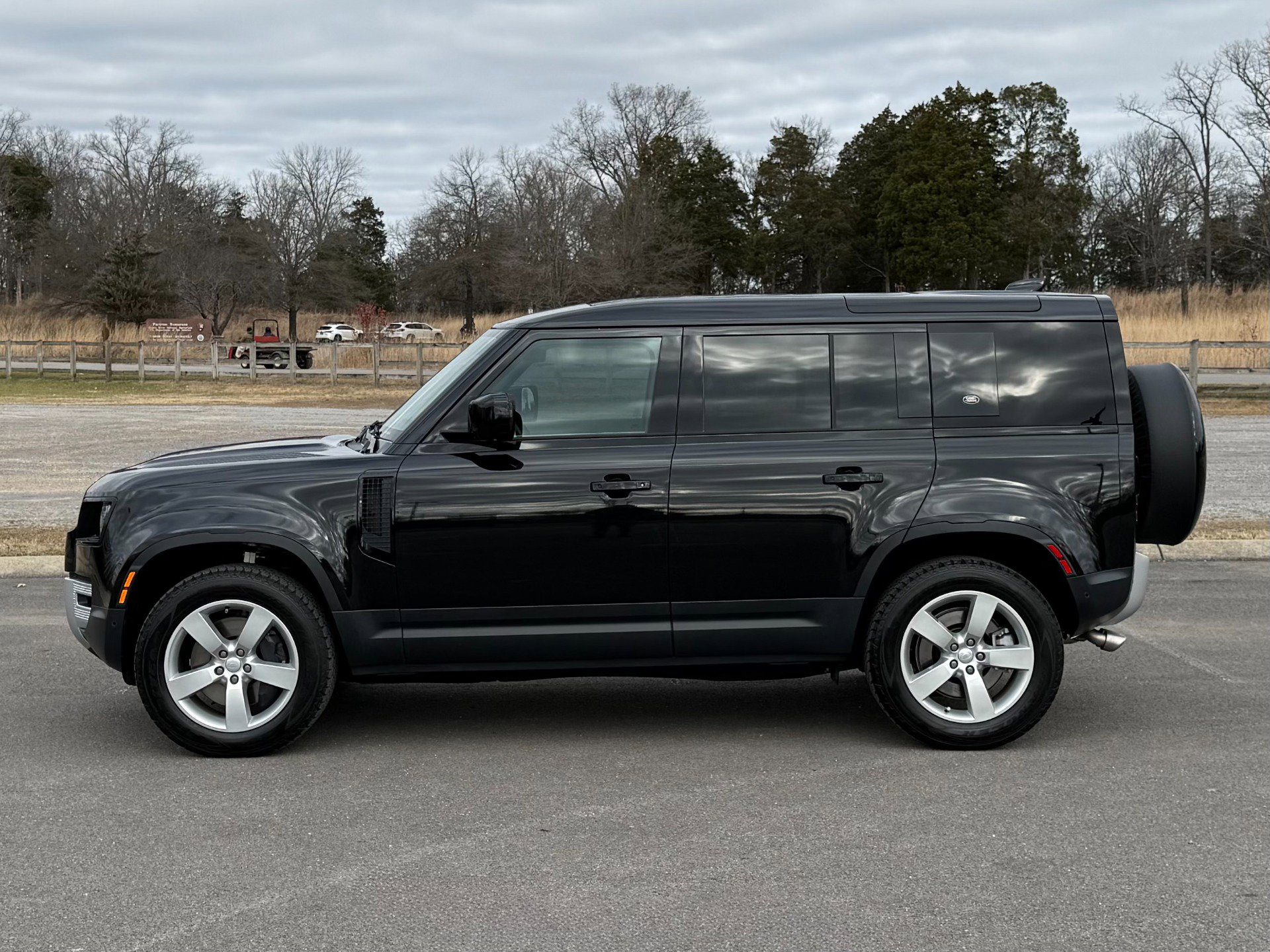 Used 2024 Land Rover Defender 110 SE image 8