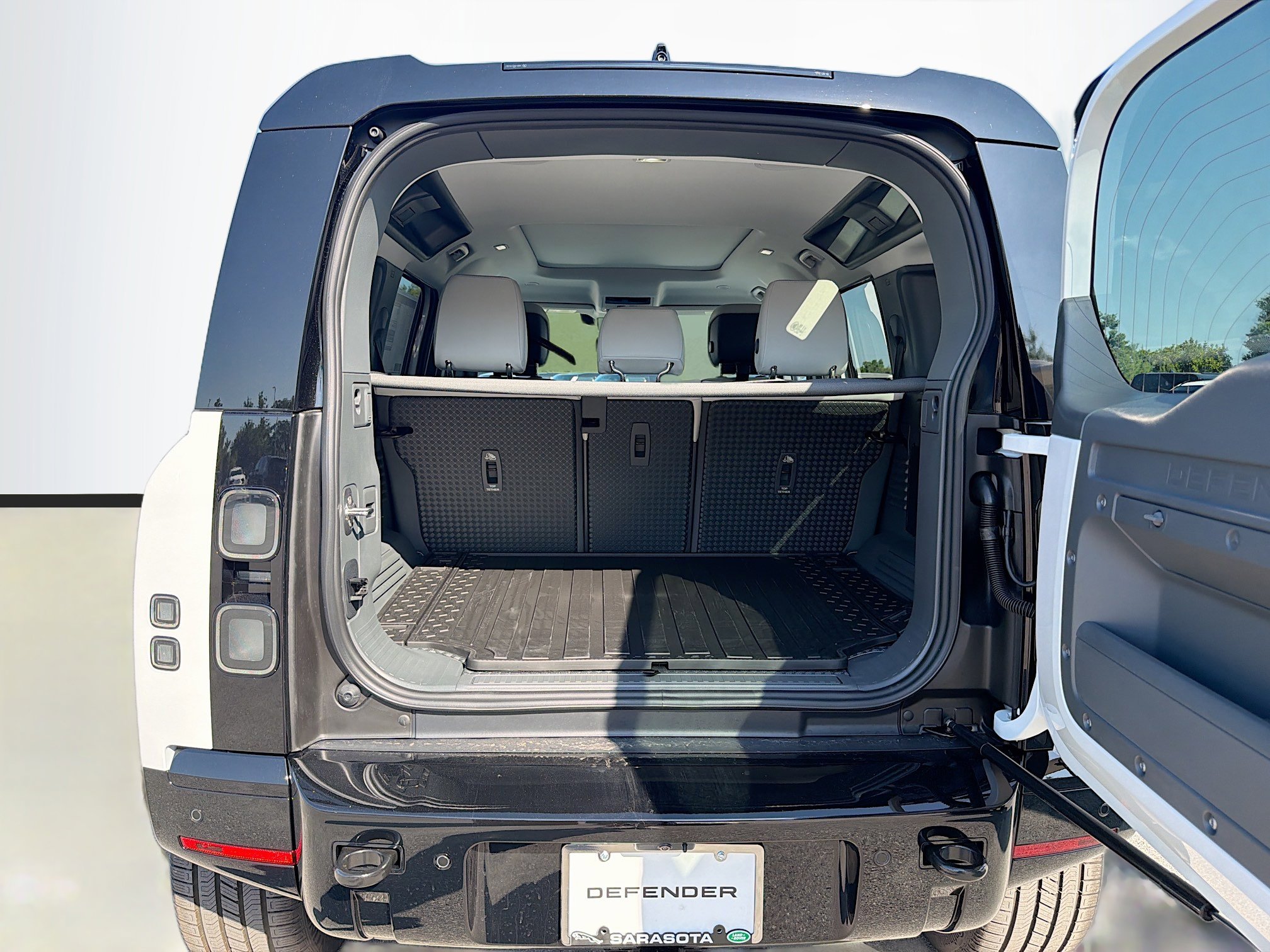 New 2026 Land Rover Defender 110 X-Dynamic SE AWD/4WD image 12