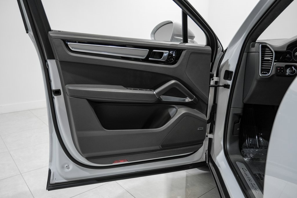 Used 2020 Porsche Cayenne Turbo image 38