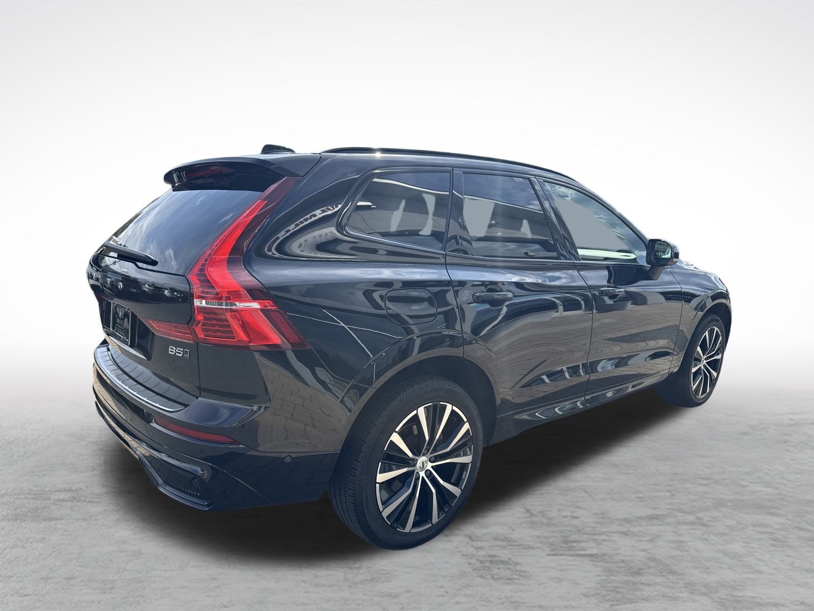 Used 2024 Volvo XC60 B5 Plus w/ Protection Package Premier image 7