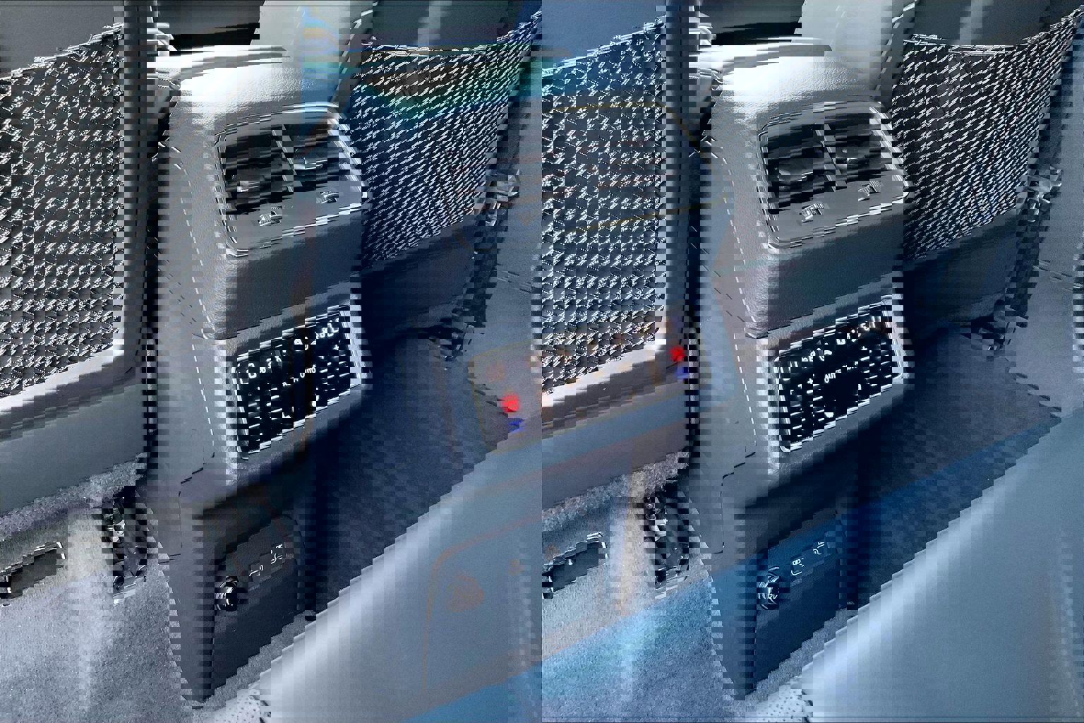 Used 2024 Audi Q8 e-tron Prestige image 35