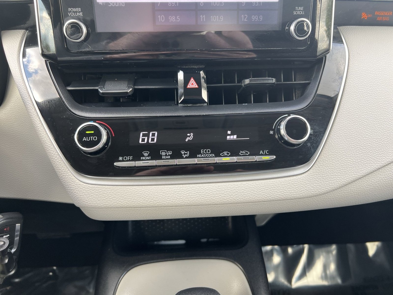 Used 2020 Toyota Corolla LE w/ Carpet Mat Package (TMS) FWD image 27