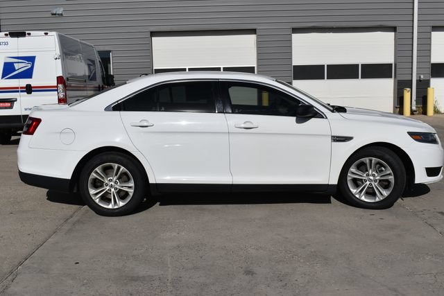 Used 2016 Ford Taurus SE FWD image 4