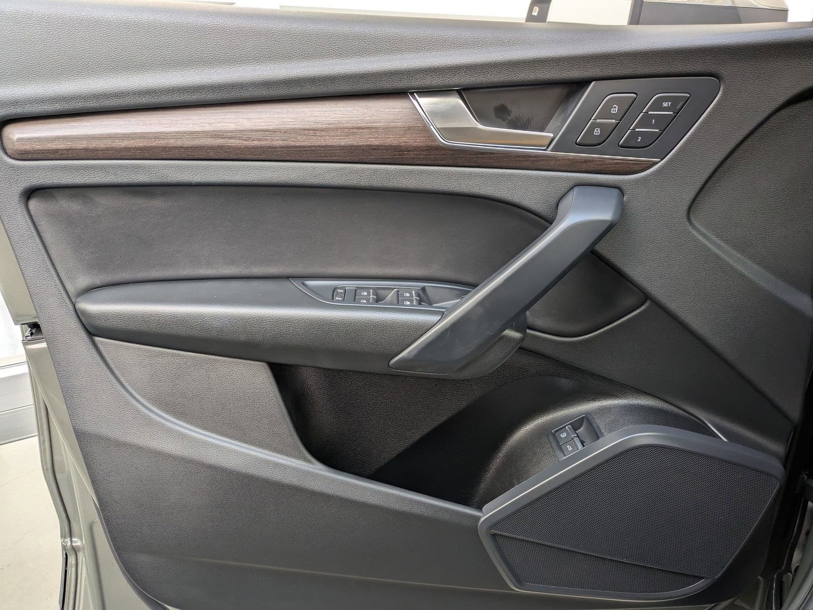 Used 2023 Audi Q5 e Premium w/ Convenience Package image 16