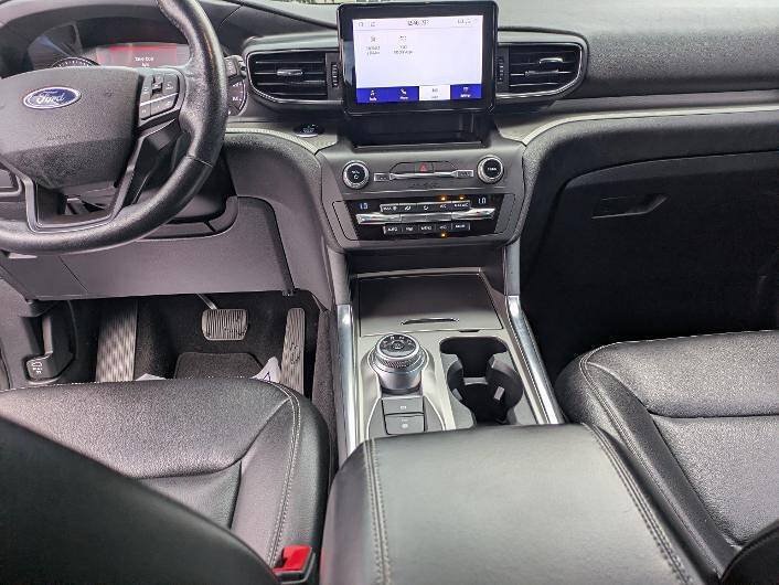 Used 2020 Ford Explorer XLT w/ Equipment Group 202A AWD/4WD image 11