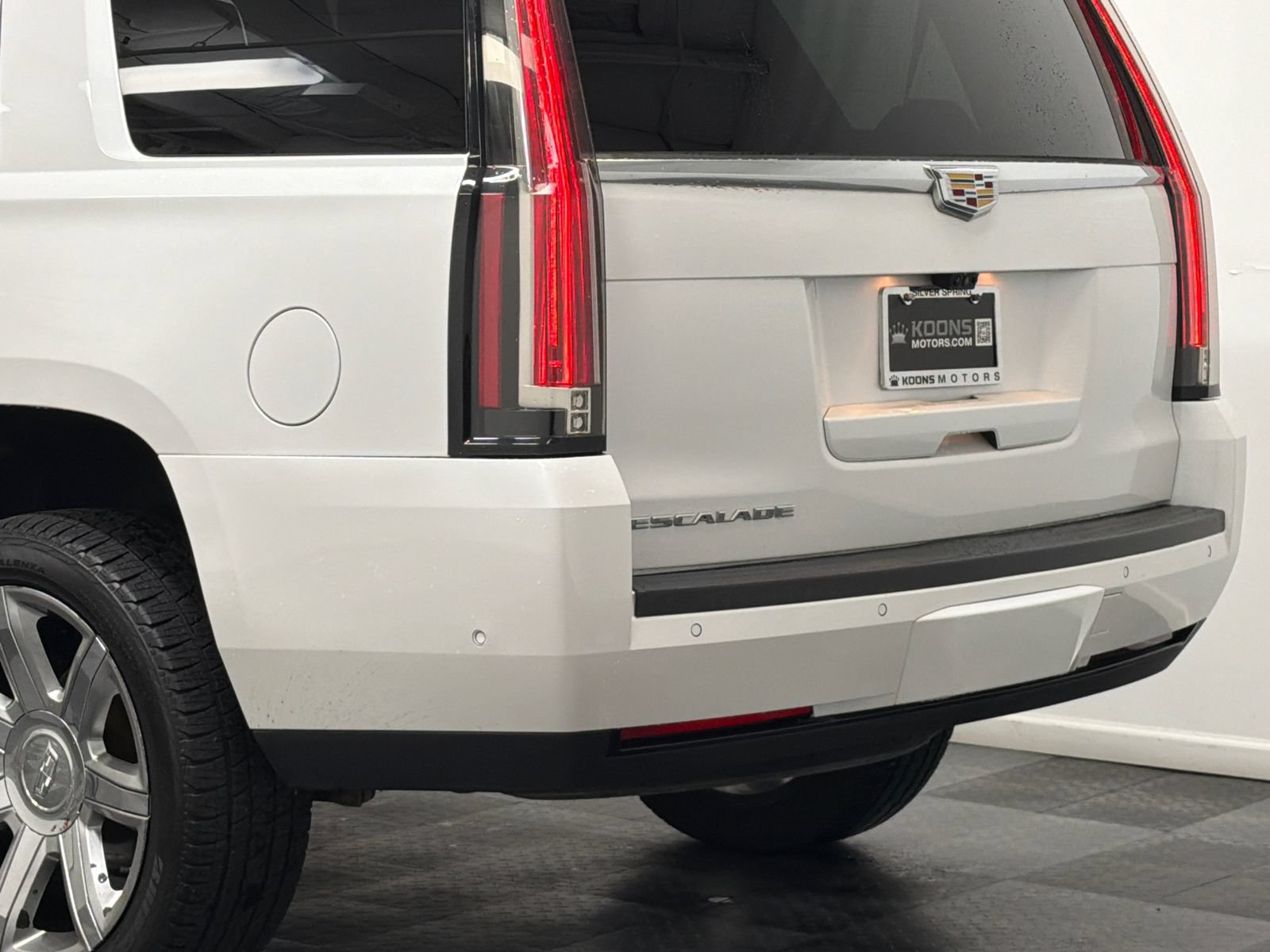 Used 2018 Cadillac Escalade Premium Luxury AWD/4WD image 7