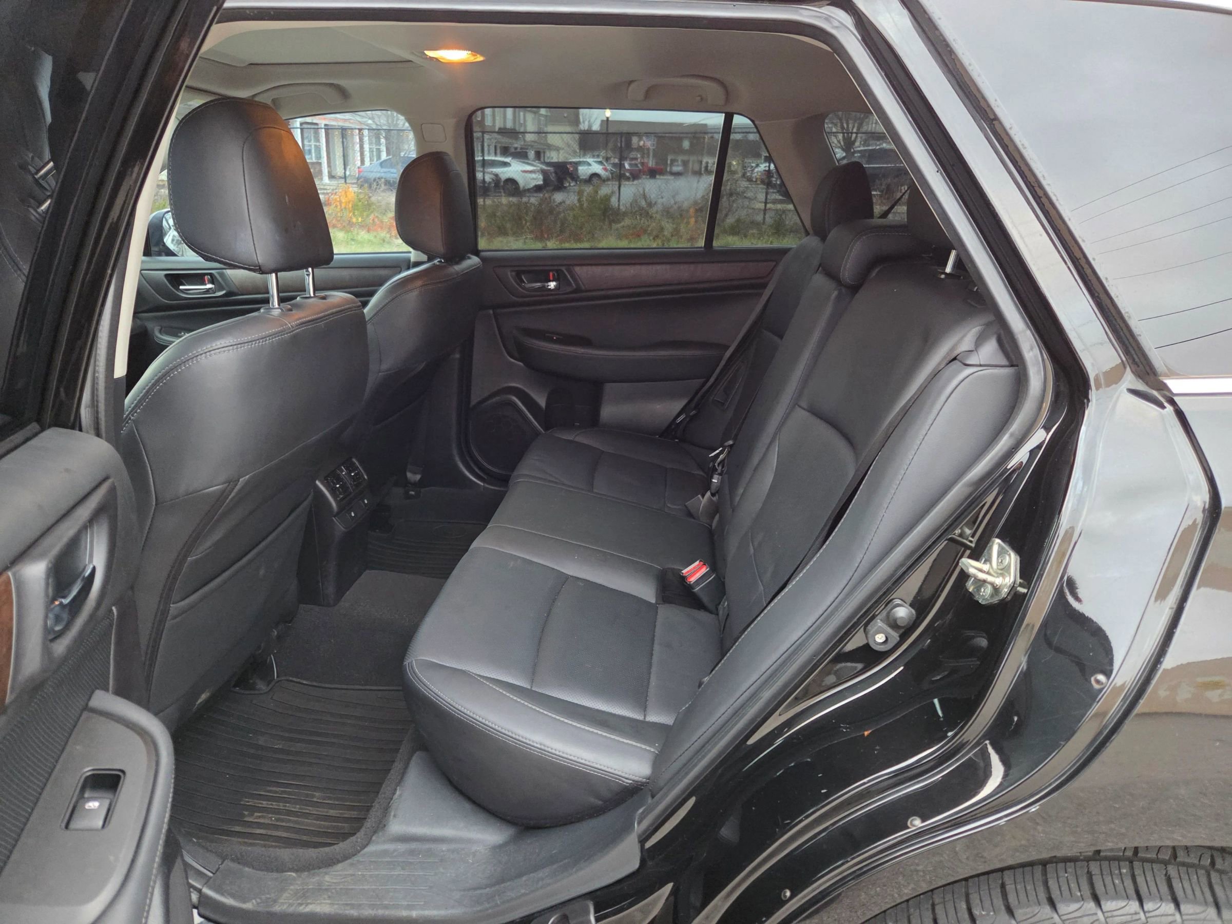 Used 2017 Subaru Outback 3.6R Limited image 14