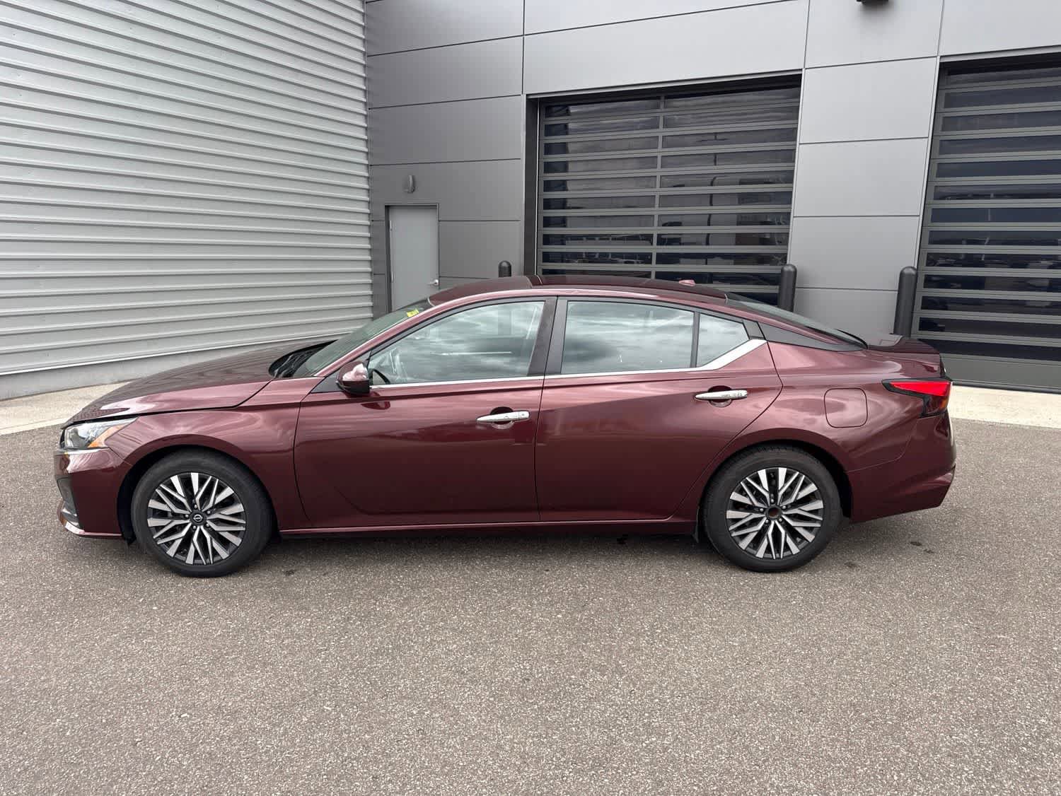 Used 2023 Nissan Altima 2.5 SV FWD image 2
