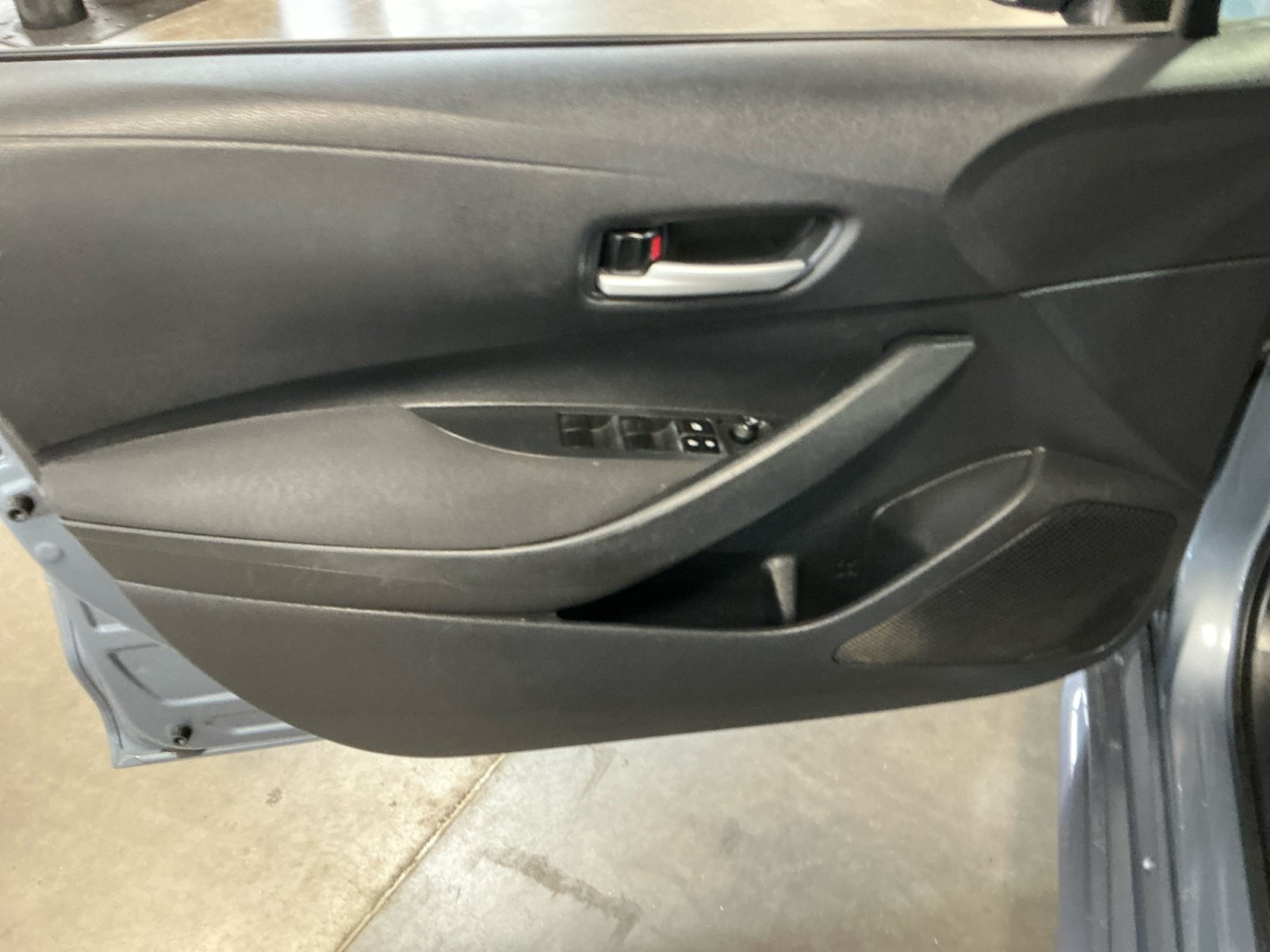 Used 2020 Toyota Corolla LE w/ Carpet Mat Package (TMS) FWD image 27