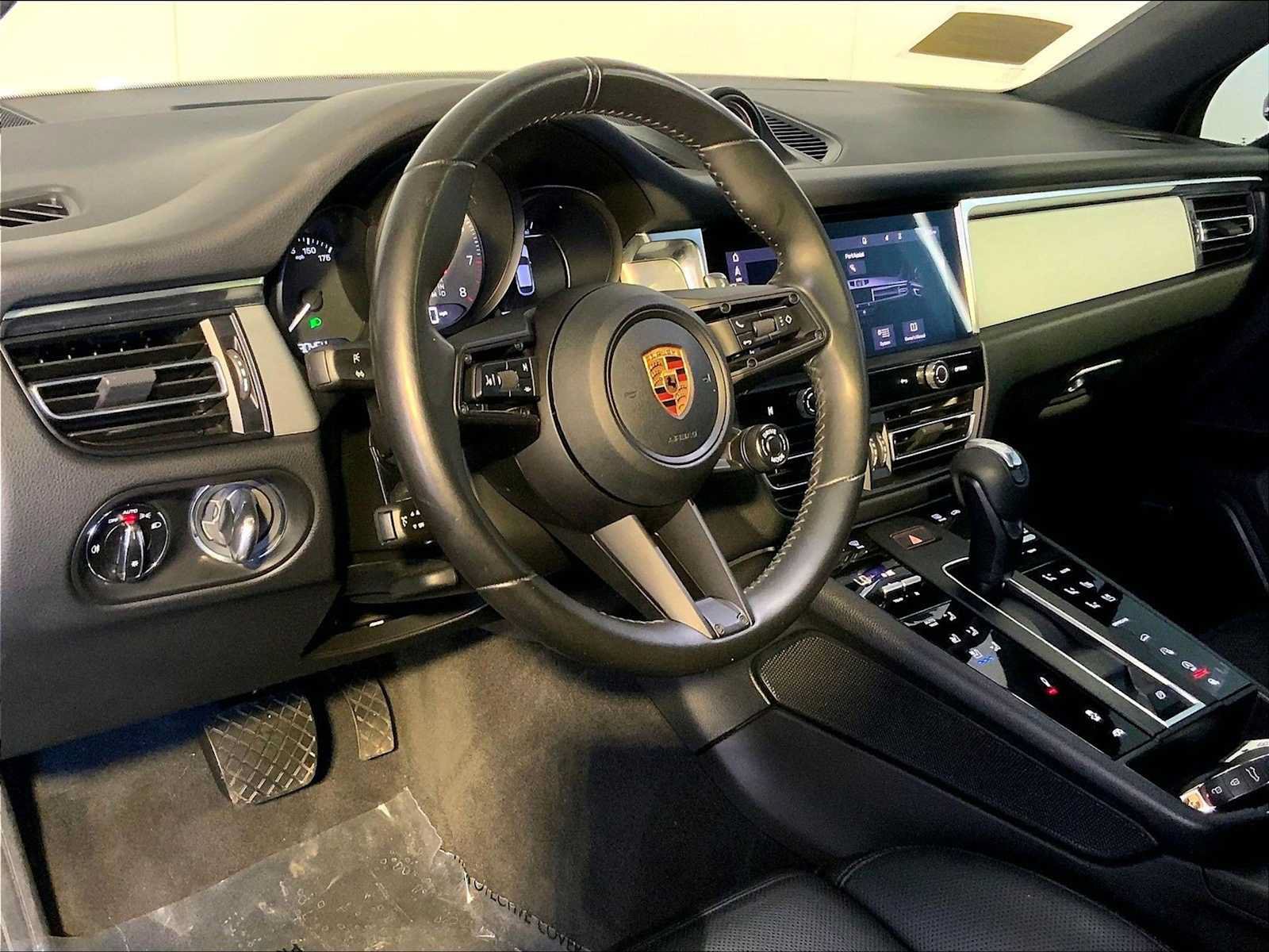 Certified 2022 Porsche Macan S AWD/4WD image 4
