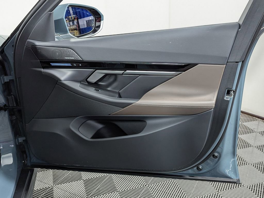 Used 2025 BMW 530i xDrive w/ Premium Package image 32