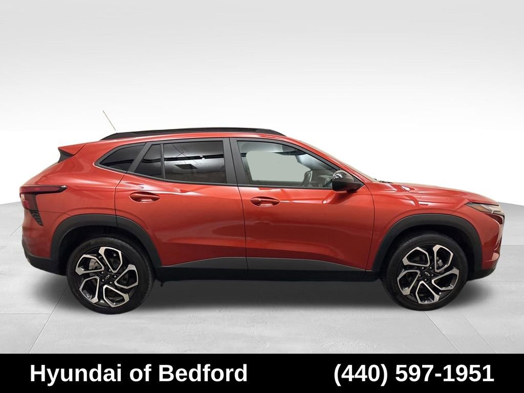 Used 2024 Chevrolet Trax RS w/ Sunroof Package FWD image 4