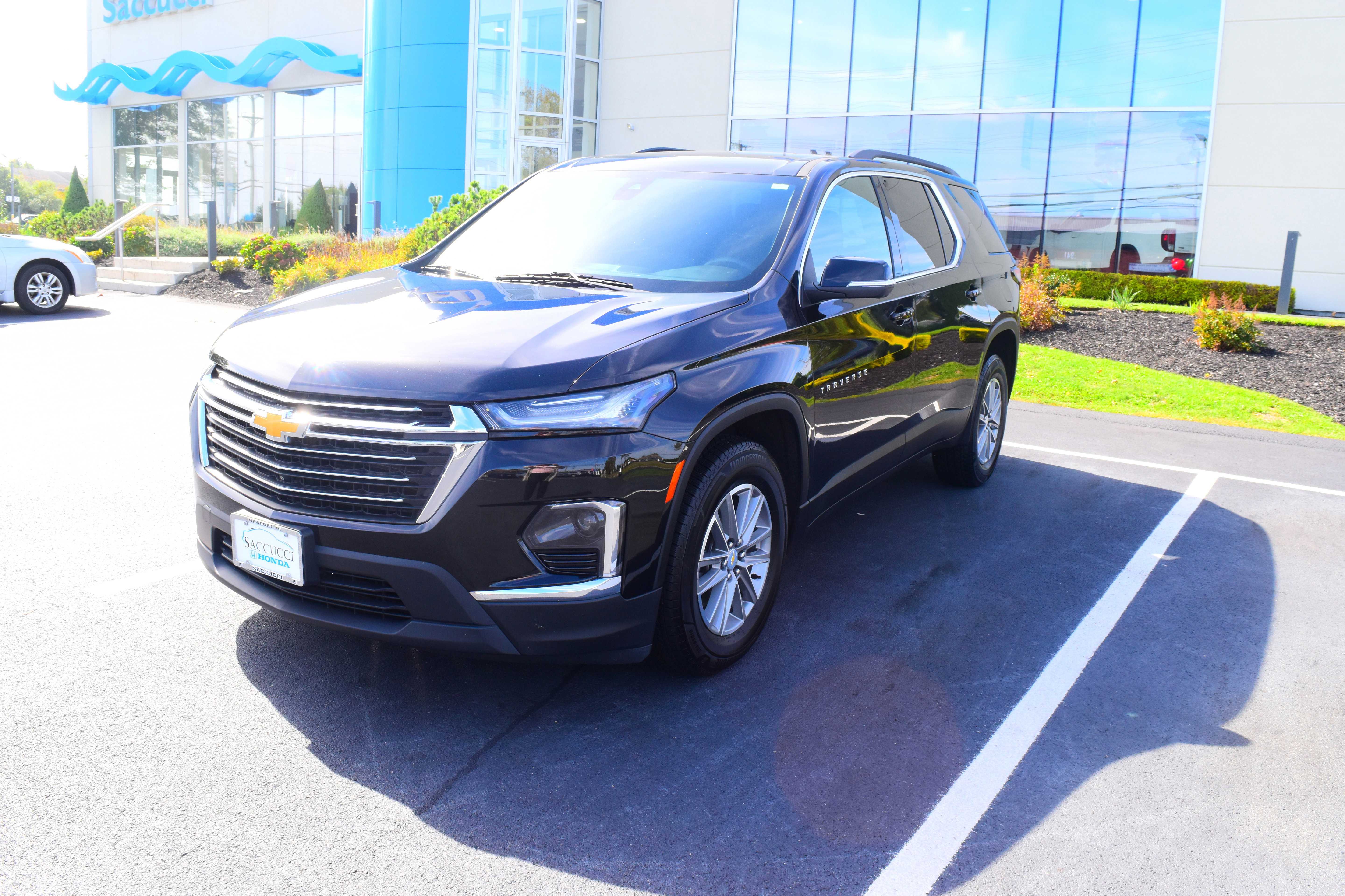 Used 2023 Chevrolet Traverse LT w/ Rear Camera Mirror Package image 1
