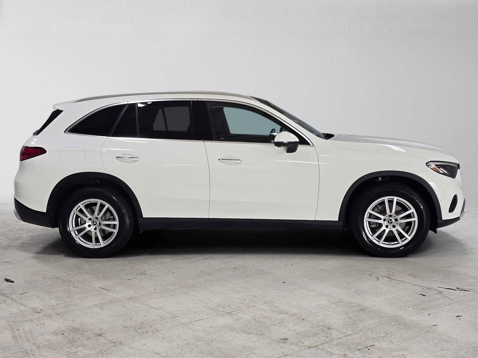 Used 2024 Mercedes-Benz GLC 300 4MATIC image 2