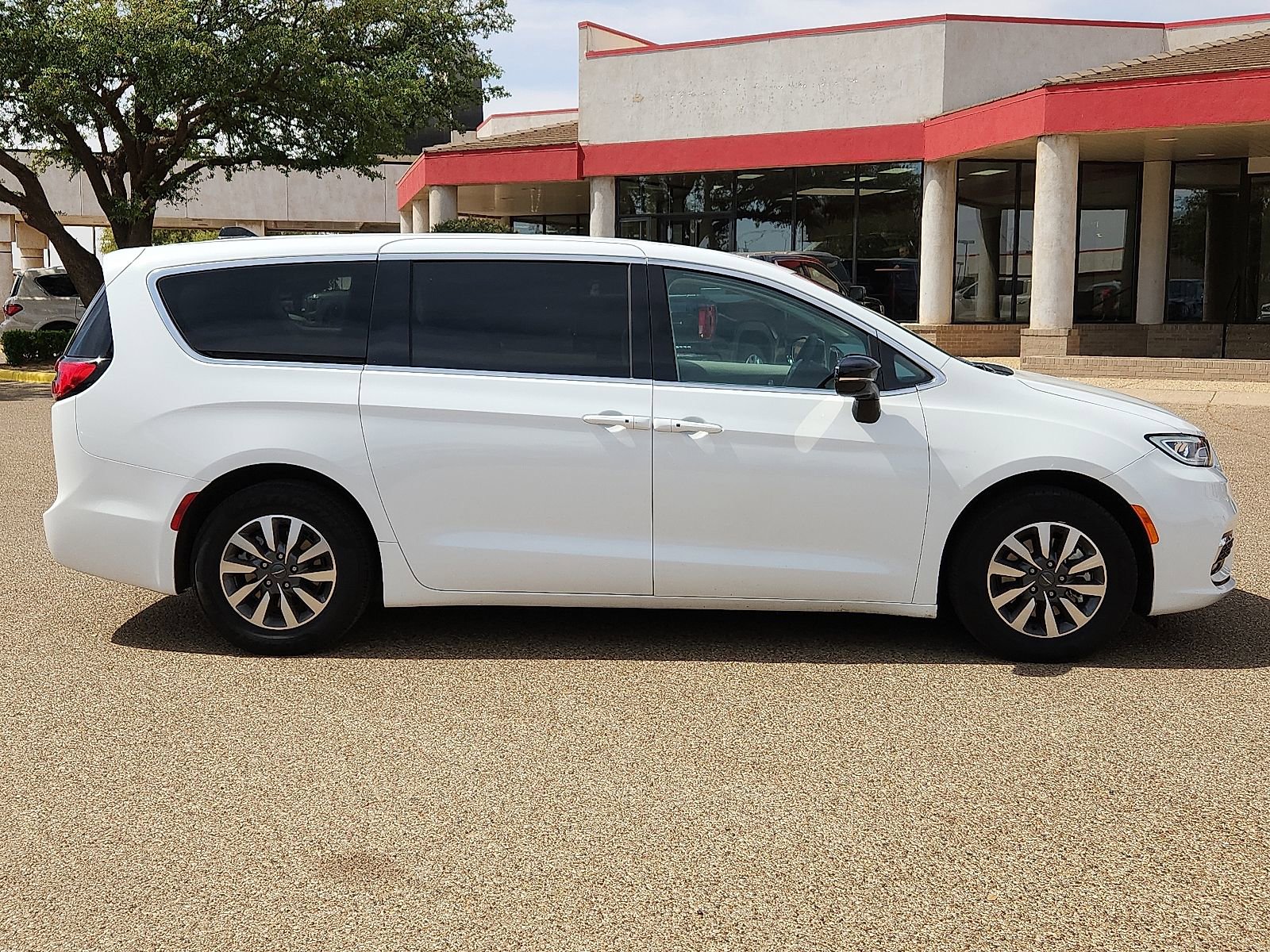 Used 2024 Chrysler Pacifica Select image 5