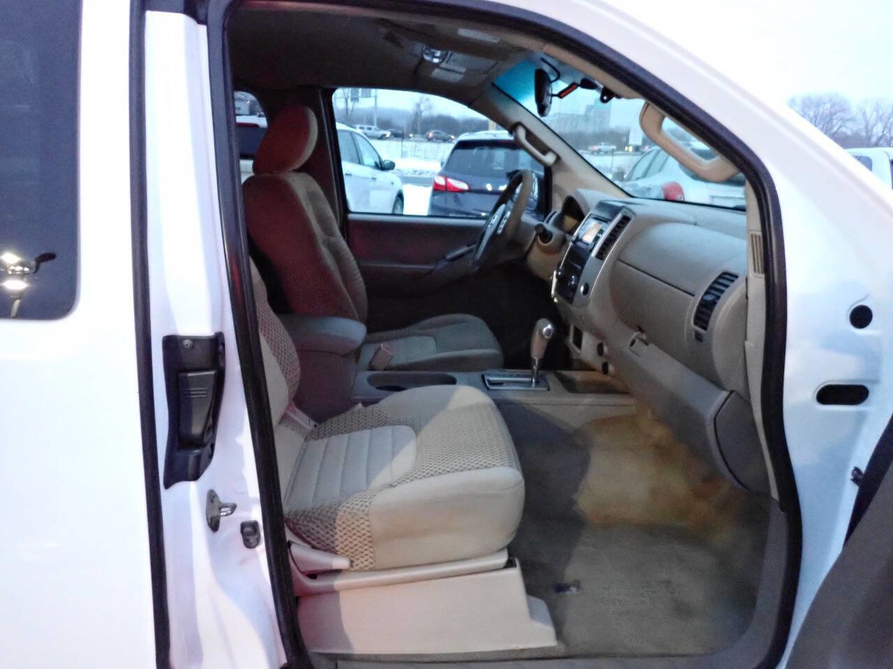 Used 2014 Nissan Frontier SV image 9