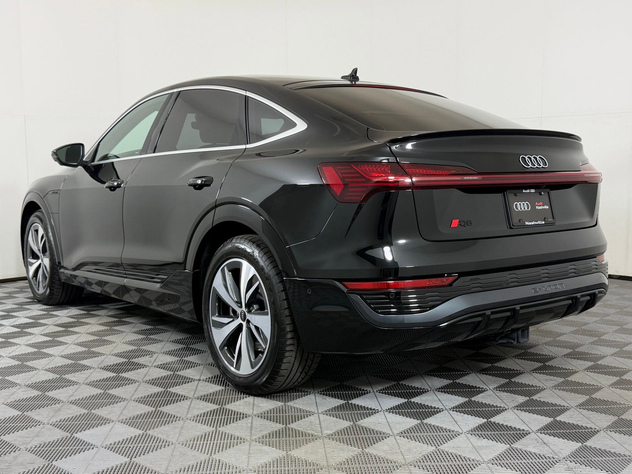 Used 2024 Audi Q8 e-tron Premium Plus w/ Premium Plus Package image 3