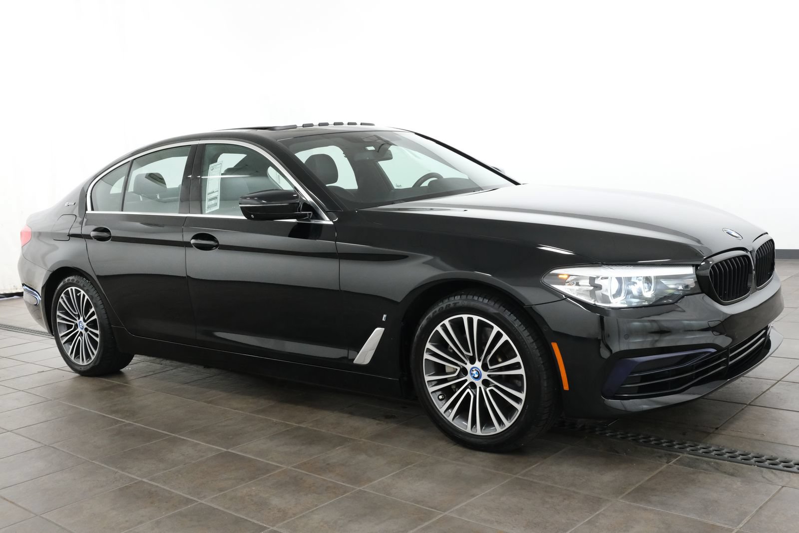 Used 2019 BMW 530e xDrive w/ Premium Package AWD/4WD image 7