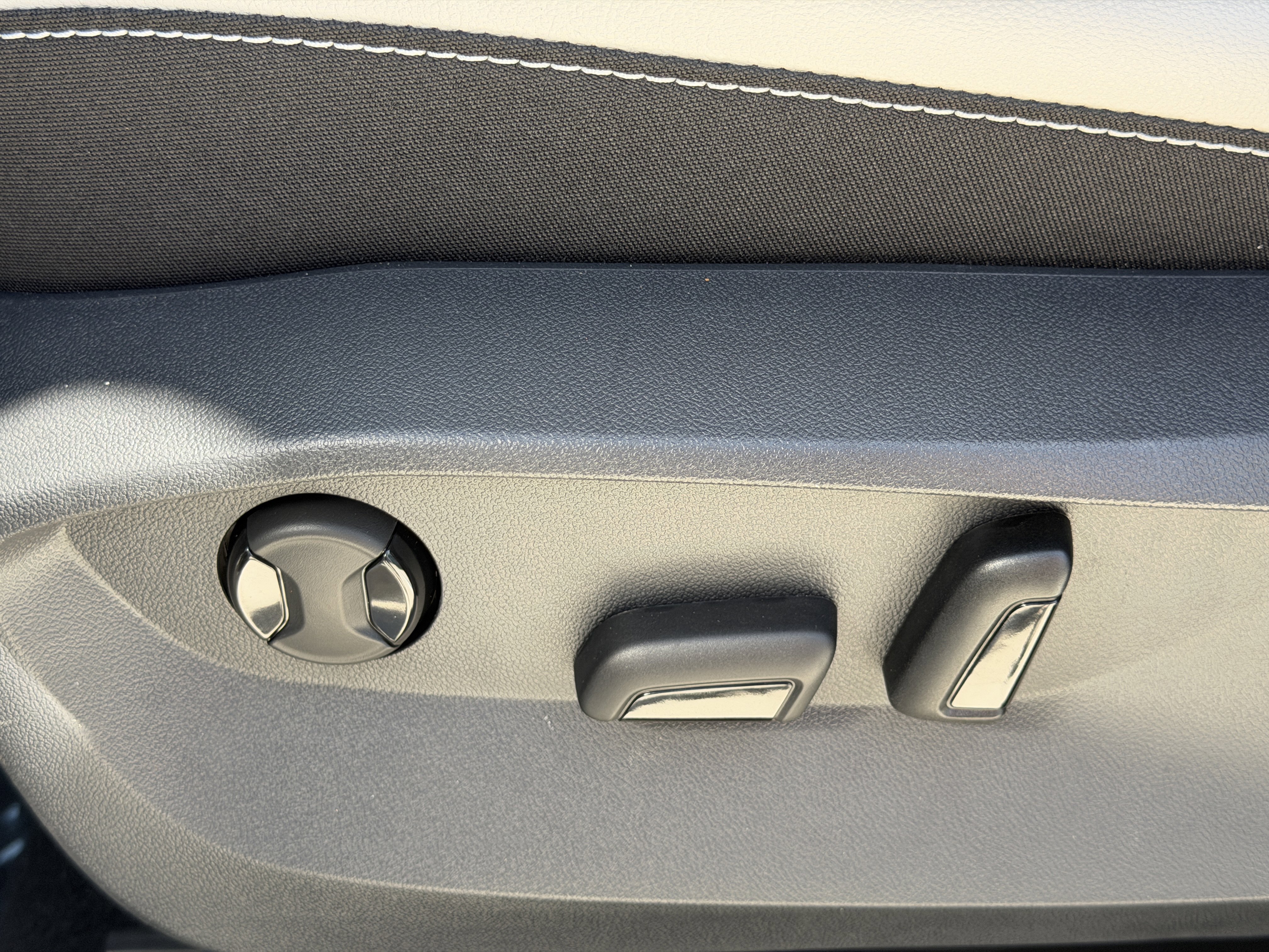 Used 2025 Volkswagen Taos SE image 18