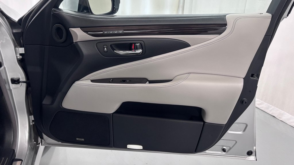Used 2013 Lexus LS 460 AWD w/ Ultra Luxury Pkg image 21