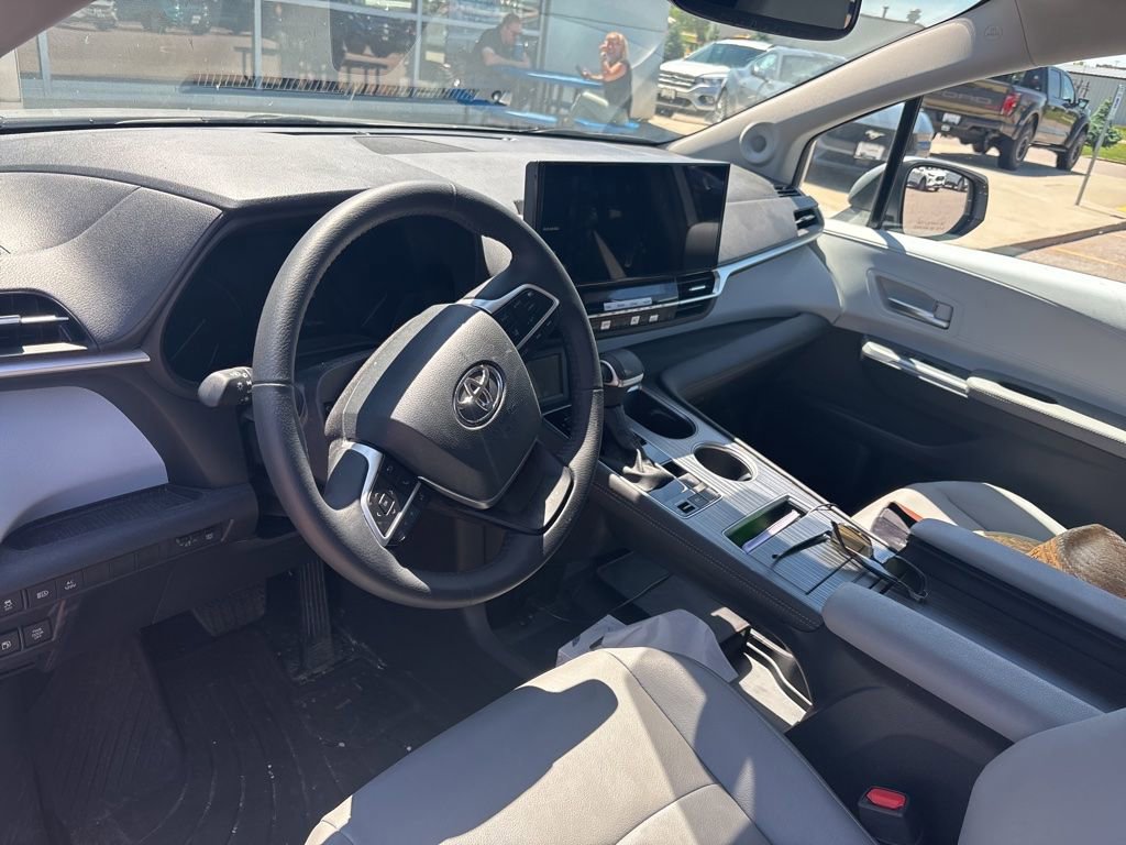 Used 2025 Toyota Sienna XLE w/ XLE Plus Package AWD/4WD image 7