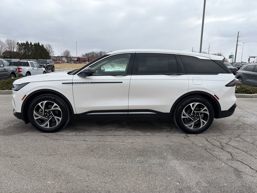 Used 2025 Lincoln Nautilus Premier image 4