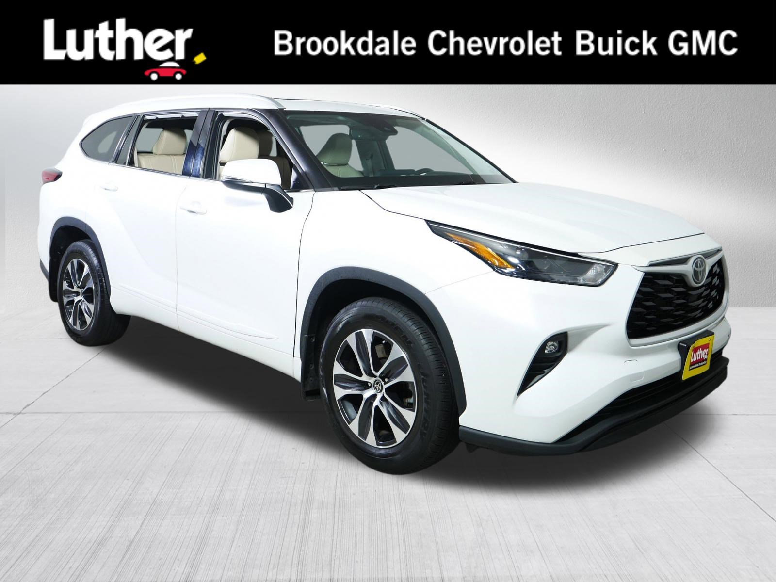 Used 2022 Toyota Highlander XLE AWD/4WD image 1
