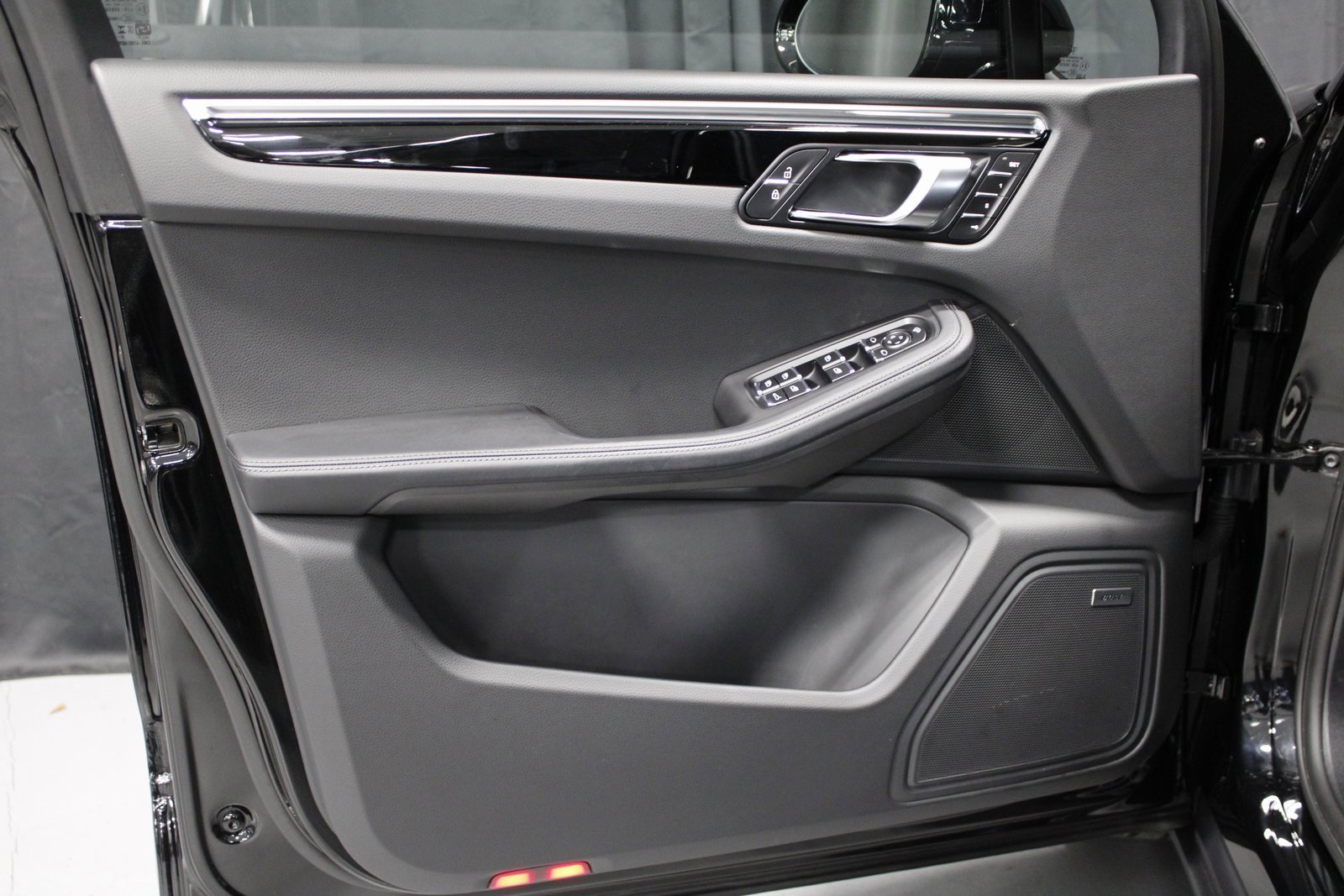 Certified 2025 Porsche Macan image 24