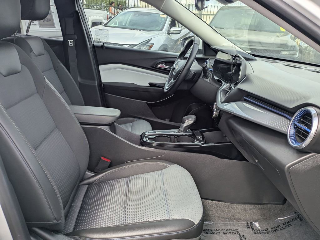Used 2025 Chevrolet Trax LT w/ LT Convenience Package FWD image 35