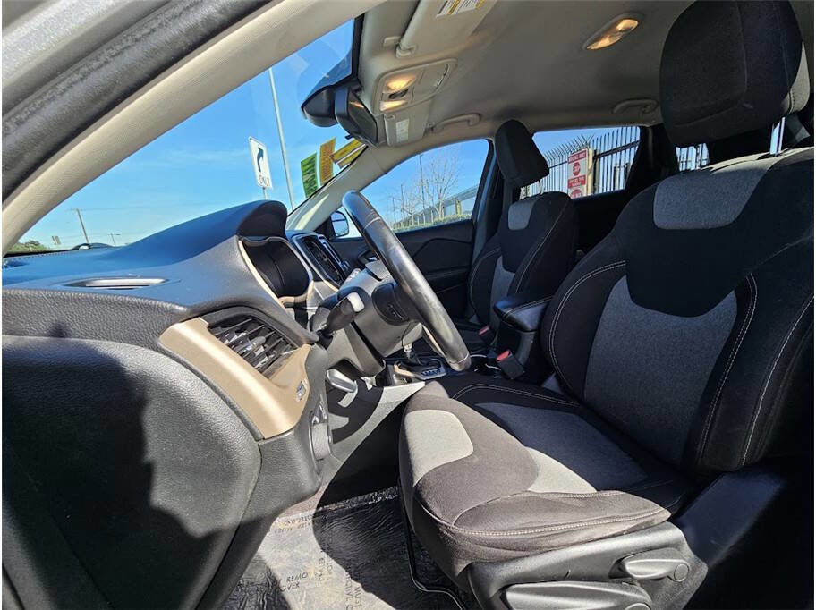 Used 2018 Jeep Cherokee Latitude w/ Altitude Package image 9
