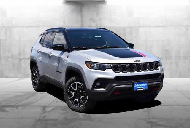 Used 2025 Jeep Compass Trailhawk AWD/4WD image 2