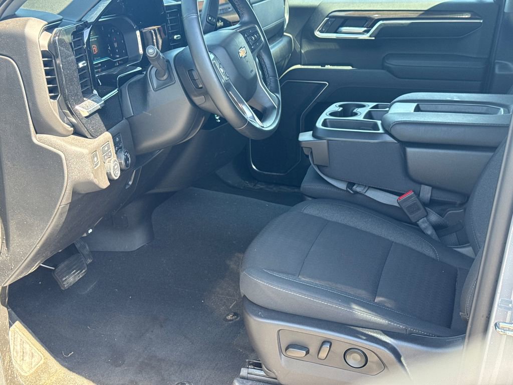 Used 2024 Chevrolet Silverado 1500 LT AWD/4WD image 9