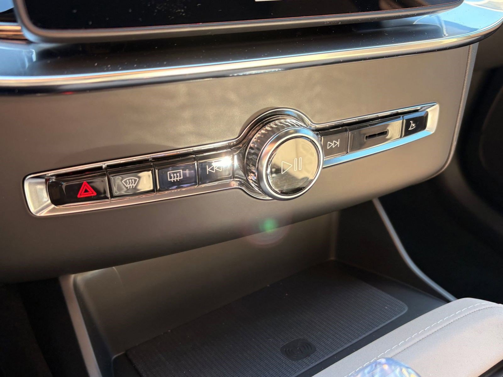 New 2026 Volvo XC90 B6 Plus w/ Protection Package Premier image 17