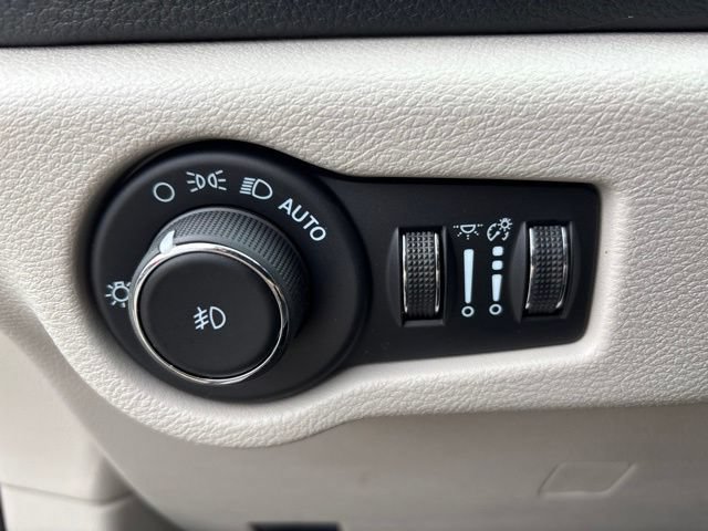 Used 2023 Chrysler Pacifica Limited w/ Uconnect Theater Family Group FWD image 14