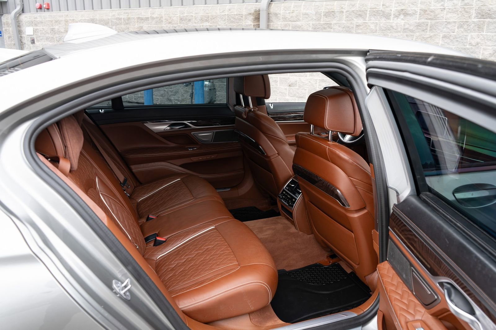 Used 2022 BMW 750i xDrive w/ Autobahn Package image 35