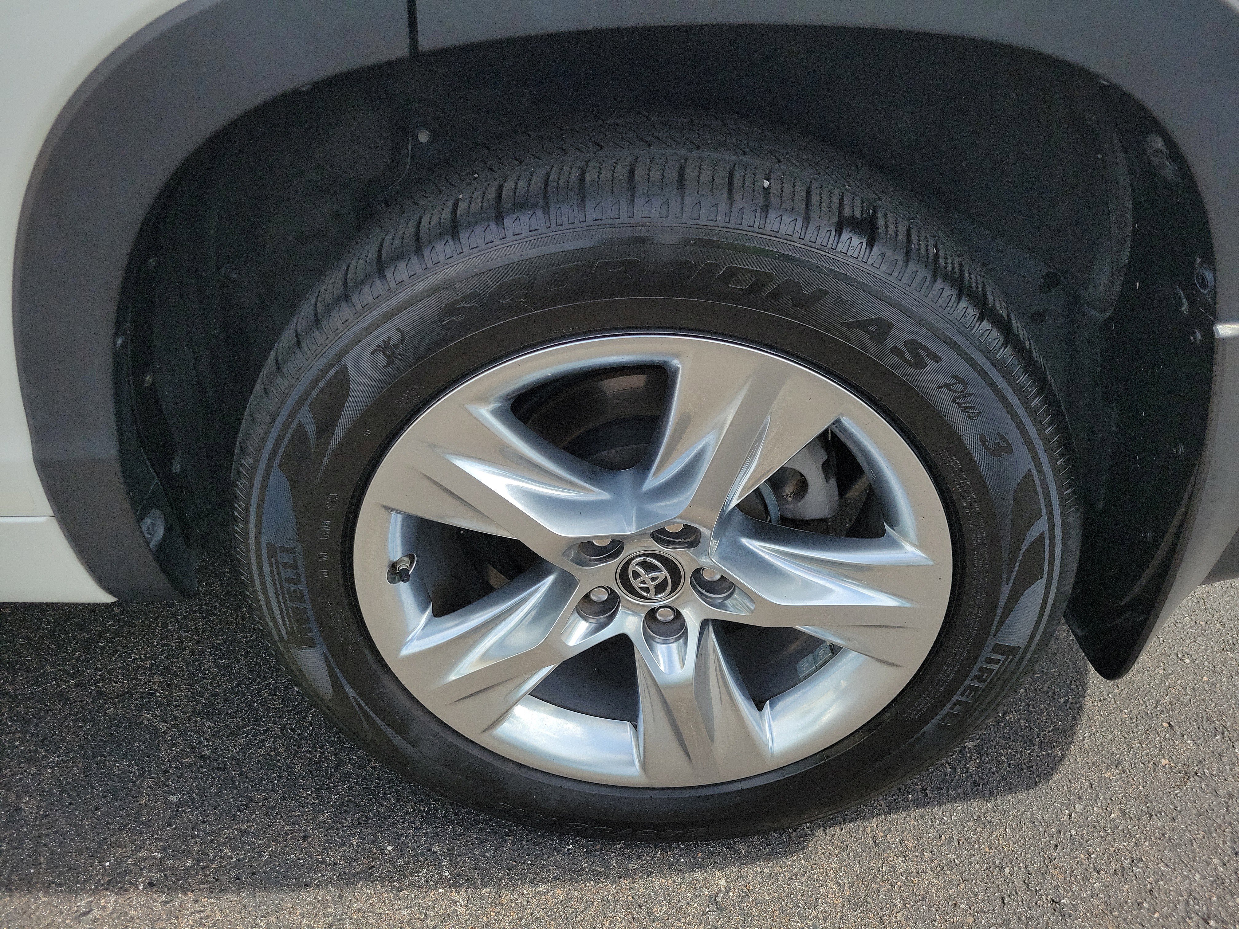 Used 2019 Toyota Highlander Limited FWD image 33
