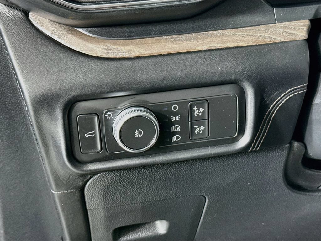 Used 2020 Ford Explorer Platinum w/ Premium Technology Package AWD/4WD image 11