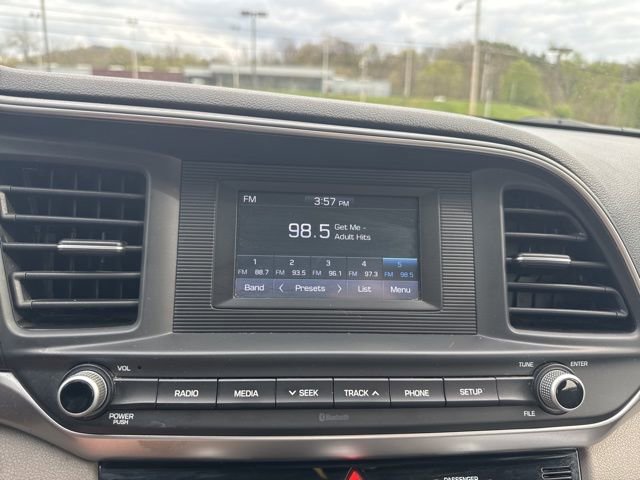 Used 2020 Hyundai Elantra SE FWD image 16
