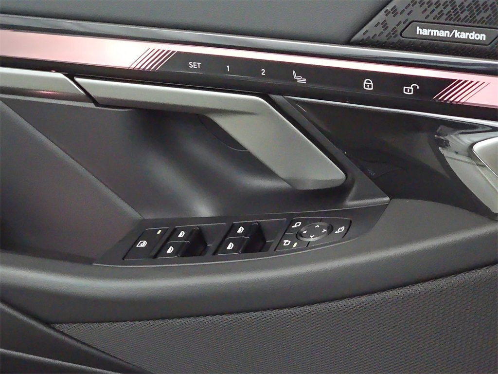 Used 2025 BMW i5 xDrive40 w/ Premium Package image 30