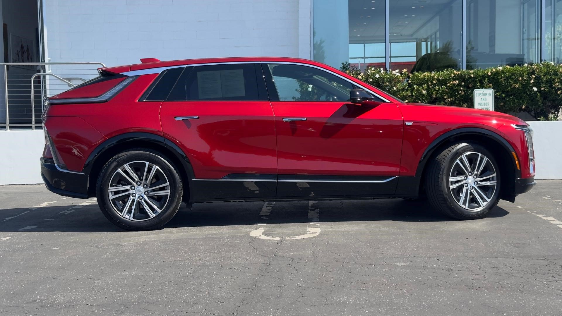 Certified 2024 Cadillac Lyriq Luxury AWD/4WD image 3