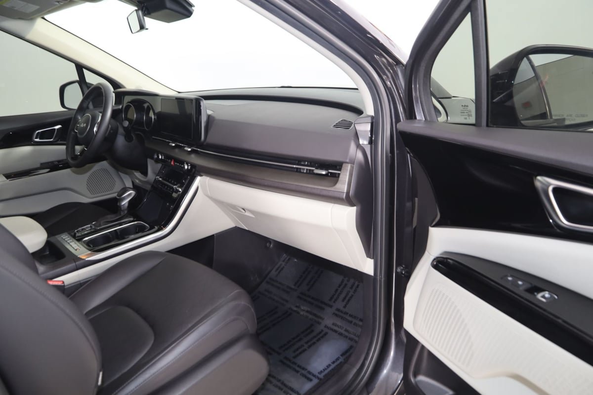 Used 2024 Kia Carnival EX FWD image 47