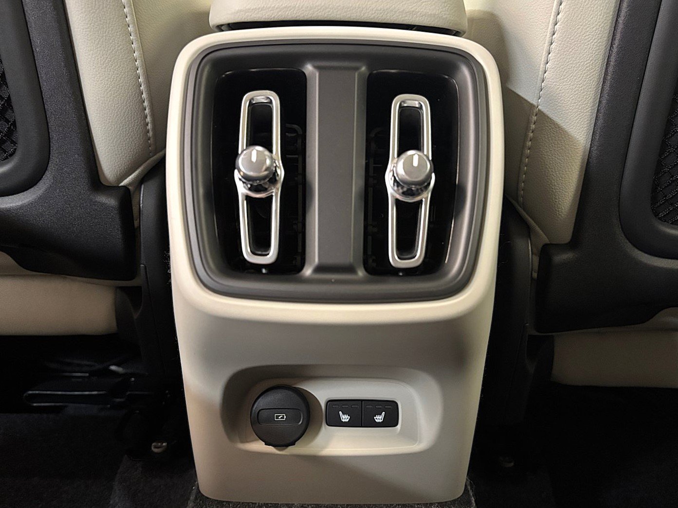 New 2026 Volvo XC40 B5 Plus w/ Protection Package Premier AWD/4WD image 32